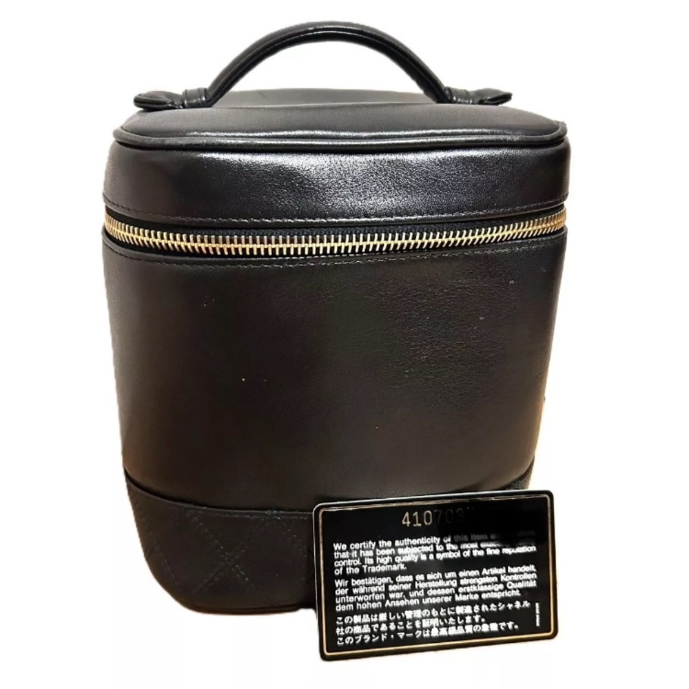 CHANEL Black leather Vintage Vanity
Gold Colored CC - Rank AB
